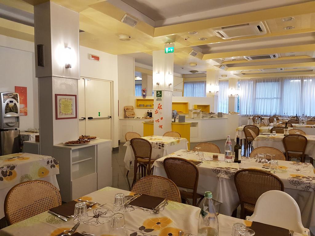 Hotel Desire' Riccione Esterno foto